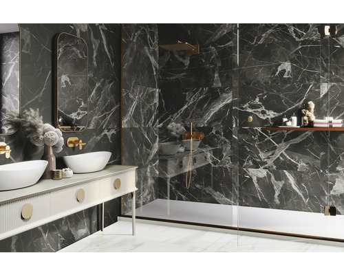 Moderní koupelna s mramorovými obklady, umyvadlová skříňka se dvěma umyvadly a sprchovým koutem.