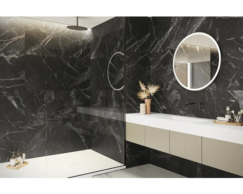 Moderní koupelna se sprchou, skříňkou pod umyvadlo a zrcadlem