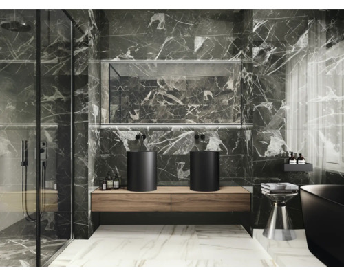 Moderní koupelna s tmavými mramorovými obklady, umyvadlovou skříňkou a kulatými umyvadly na desku