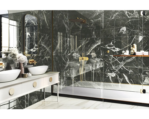 Moderní koupelna s mramorovými obklady, dvojitým umyvadlem a skleněným sprchovým koutem