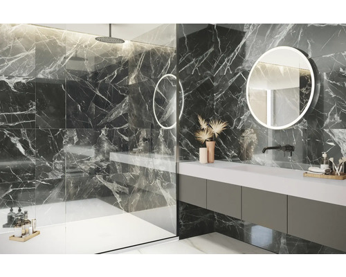 Moderní koupelna s mramorovými obklady, umyvadlem a kulatými zrcadly s osvětlením