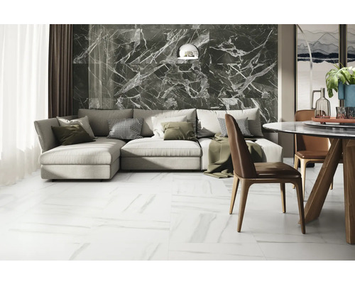 Světlý obývací pokoj s šedou mramorovou stěnou, rohovou pohovkou a jídelním koutem