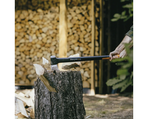Štípací sekera Fiskars štípe dřevo na špalku