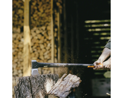 Sekera sekající dřevo na špalku