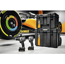 Dílna s nářadím DeWalt, kufříky na nářadí a závodní auto