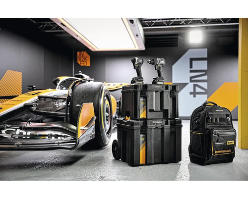 Scéna s vozem Formule 1, kufry na nářadí DeWalt, akumulátorové vrtačky a batoh