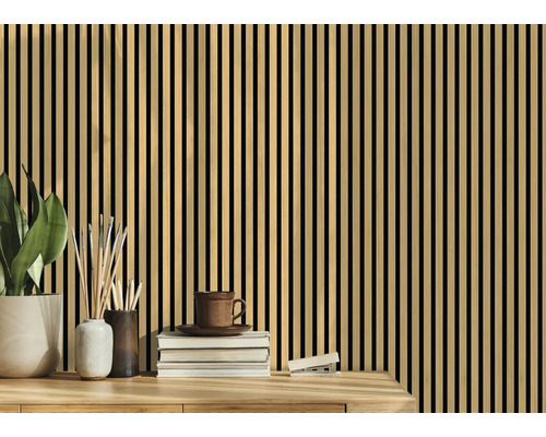 Dekorativní deska s dřevěnými proužky pro interiéry na stole s dekorací