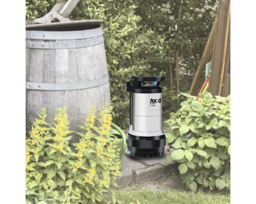 Zahradní scéna s dešťovým sudem a ponorným čerpadlem for_q