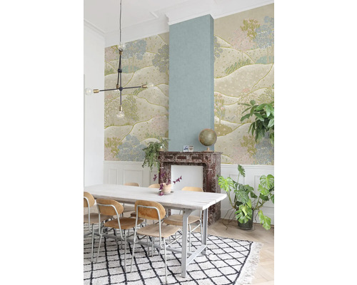 Jídelna s květinovou tapetou, jídelním stolem, židlemi a dekorací pro světlé prostředí.