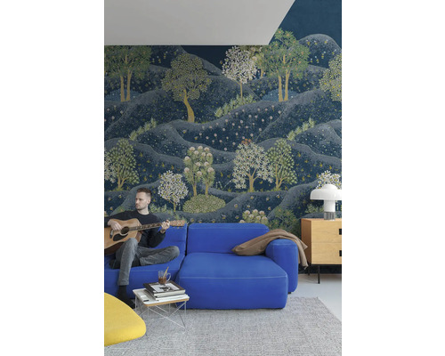 Obývací pokoj s nástěnnou tapetou, která zobrazuje kopcovitou krajinu se stromy a květinami