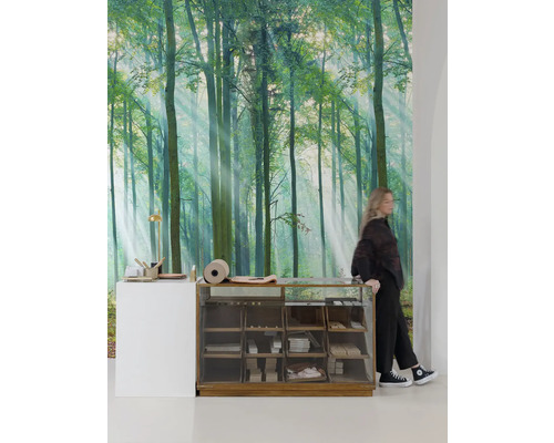 Místnost s tapetou lesa, pultem a zákazníkem