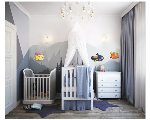 Světlý dětský pokoj s dětskými postýlkami, komodou a dekorativními samolepkami na zeď.