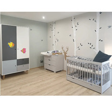 Světlý dětský pokoj se skříní, přebalovacím pultem a dětskou postýlkou