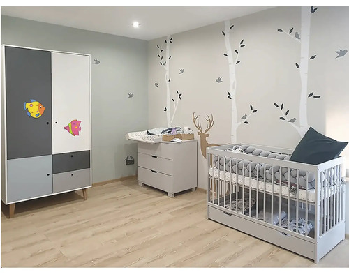 Světlý dětský pokoj se skříní, přebalovacím pultem a dětskou postýlkou