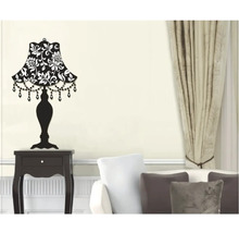 Dekorativní nástěnná lampa na nočním stolku v obývacím pokoji.