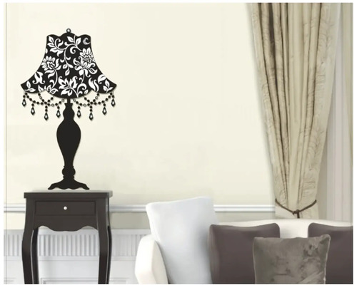 Dekorativní nástěnná lampa na nočním stolku v obývacím pokoji.