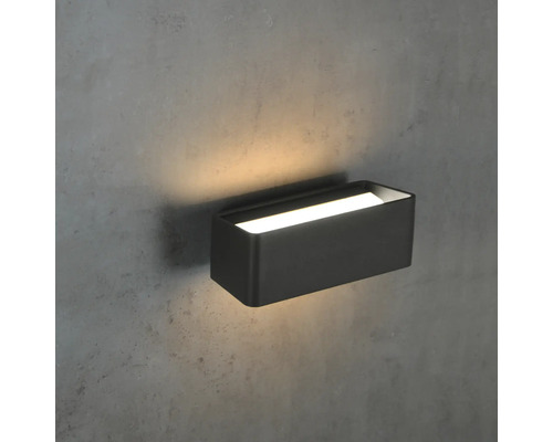 Černé obdélníkové nástěnné svítidlo na šedé stěně