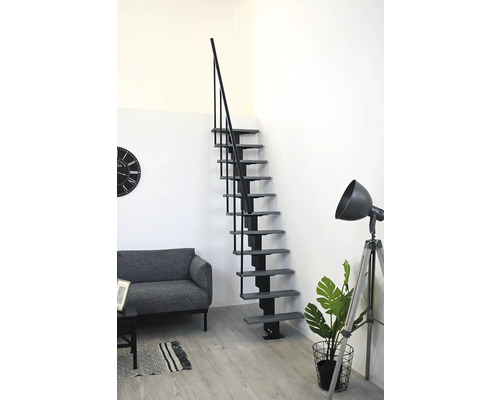 Pohled do místnosti s konzolovým schodištěm se zábradlím