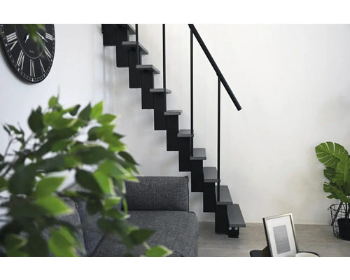 Pohled do místnosti se schodištěm, pohovkou a pokojovými rostlinami