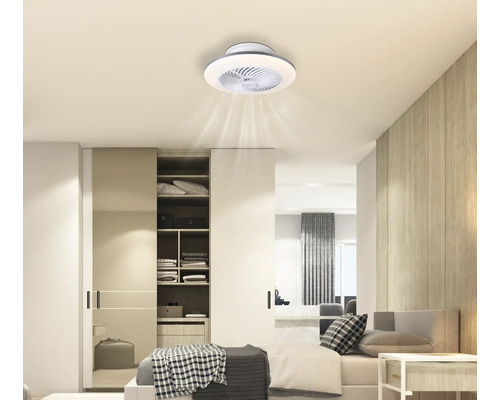 Ložnice se stropním ventilátorem a integrovaným osvětlením