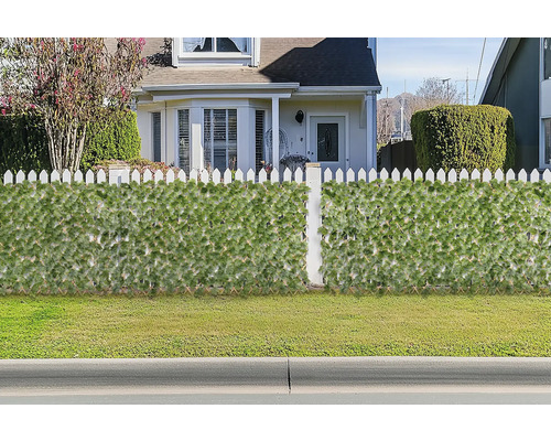 Dekorativní zástěna s rostlinnými motivy před domem