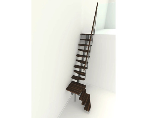 Dřevěné schodiště s kovovou konstrukcí a zábradlím na bílé zdi