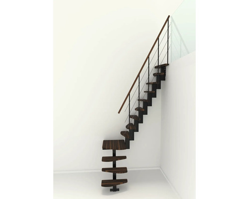 Pokojový pohled na dřevěné schodiště s kovovým zábradlím