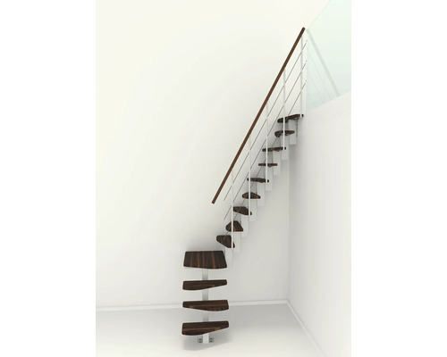 Schodiště s dřevěnými schody a nerezovým zábradlím u zdi