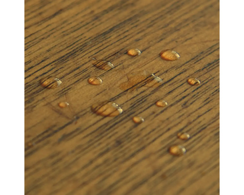 Kapky vody na dřevěném povrchu