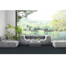 Obývací pokoj s šedou pohovkou, křeslem a stoličkou před velkým oknem s výhledem na jezero