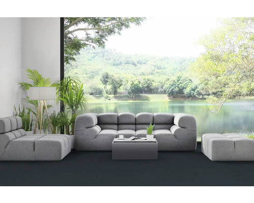 Obývací pokoj s šedou pohovkou, křeslem a stoličkou před velkým oknem s výhledem na jezero