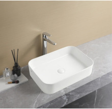 Obdélníkové keramické umyvadlo na desku s vodovodní baterií na pracovní desce