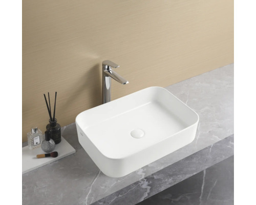 Obdélníkové keramické umyvadlo na desku s vodovodní baterií na pracovní desce