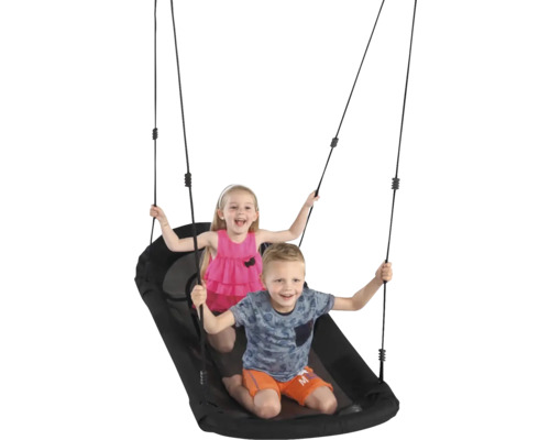 Děti se houpou na hnízdové houpačce