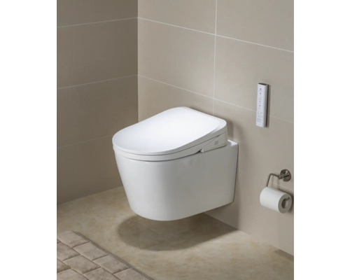 Závěsné sprchové WC s dálkovým ovládáním v koupelně.