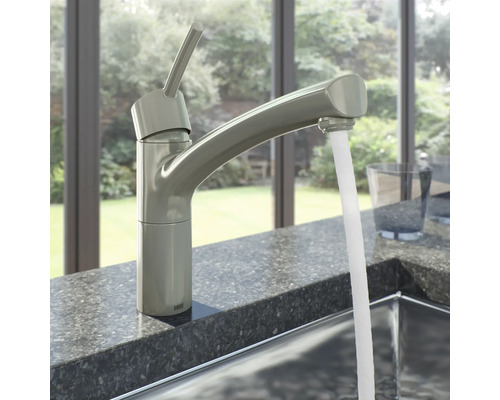 Kuchyňská baterie s tekoucí vodou na kuchyňské lince