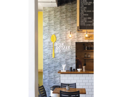 Interiér kavárny se stolem, židlemi, pultem a jídelním lístkem