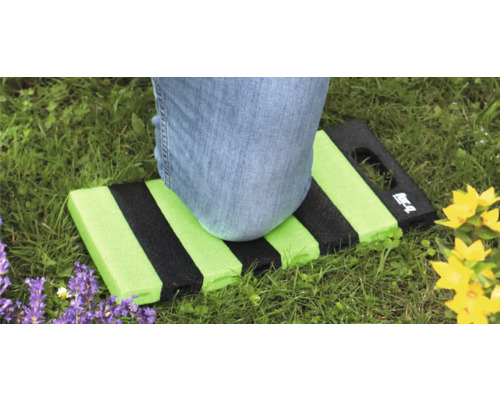 Chránič kolen s koleny osoby na trávníku