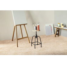 Ateliér s malířským stojanem, stoličkou, štětci a barvami