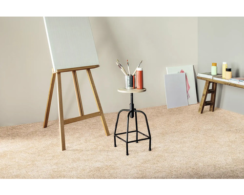 Ateliér s malířským stojanem, stoličkou, štětci a barvami