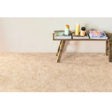 Interiérový snímek světlého obývacího pokoje s kobercem a rustikálním dřevěným stolem s dekorací