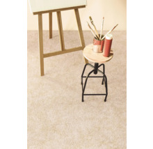 Detail světlého koberce se stojanem, stoličkou a malířskými potřebami