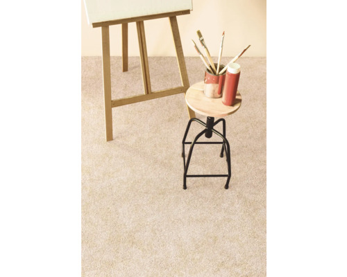 Detail světlého koberce se stojanem, stoličkou a malířskými potřebami