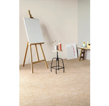 Ateliér s malířským stojanem, stoličkou, barvami, štětci a obrazy na koberci