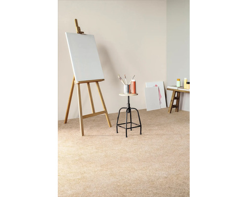 Ateliér s malířským stojanem, stoličkou, barvami, štětci a obrazy na koberci