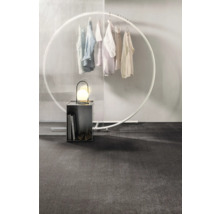 Interiérová scéna se stojanem na oblečení, stojací lampou a dekorací