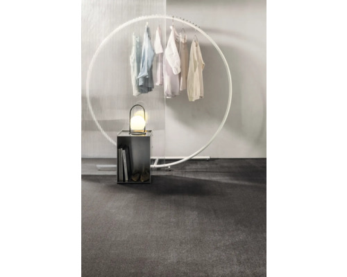 Interiérová scéna se stojanem na oblečení, stojací lampou a dekorací