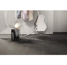 Interiér s oblečením, lampou, zrcadlem a úložným prostorem