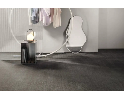 Interiér s oblečením, lampou, zrcadlem a úložným prostorem