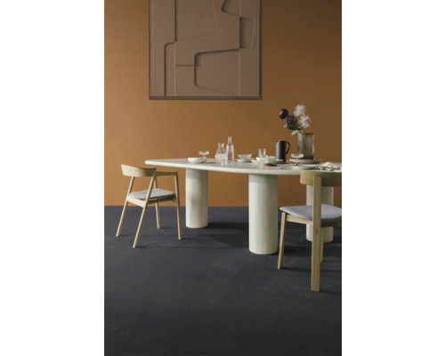 Jídelna s jídelním stolem, židlemi a dekorativními předměty ve světlém a moderním designu